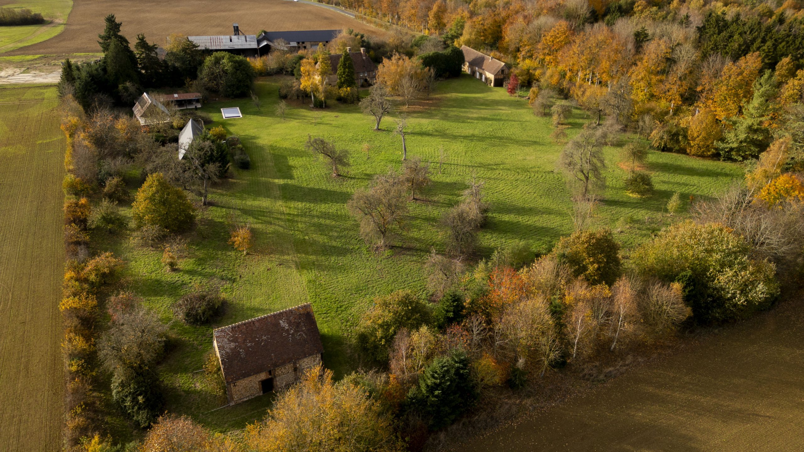Vue aérienne du domaine et de la campagne normande environnante