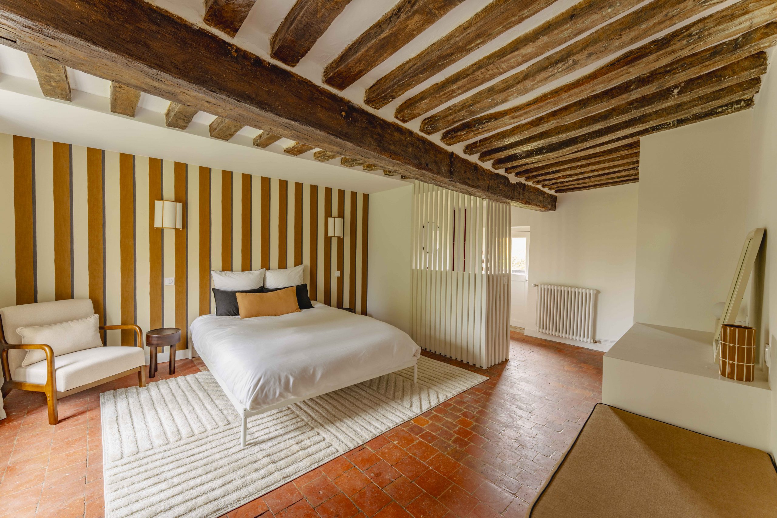 Chambre parentale avec lit double et salle de bain privative