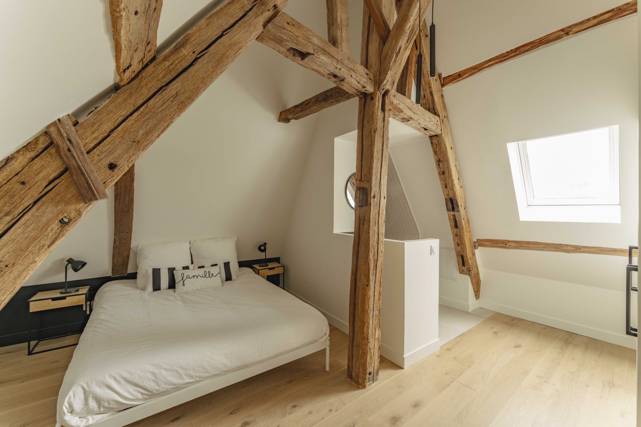 Chambre 4 avec lit double et salle de bain privative