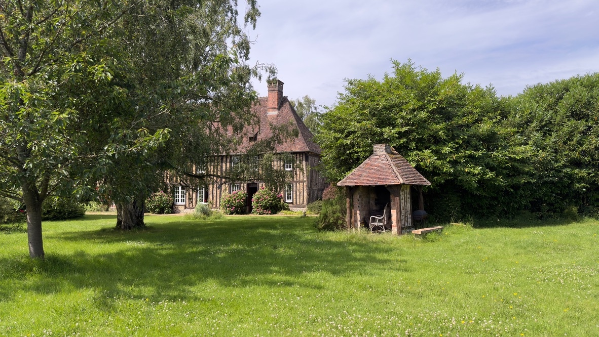Le manoir et le pressoir dans le parc en été