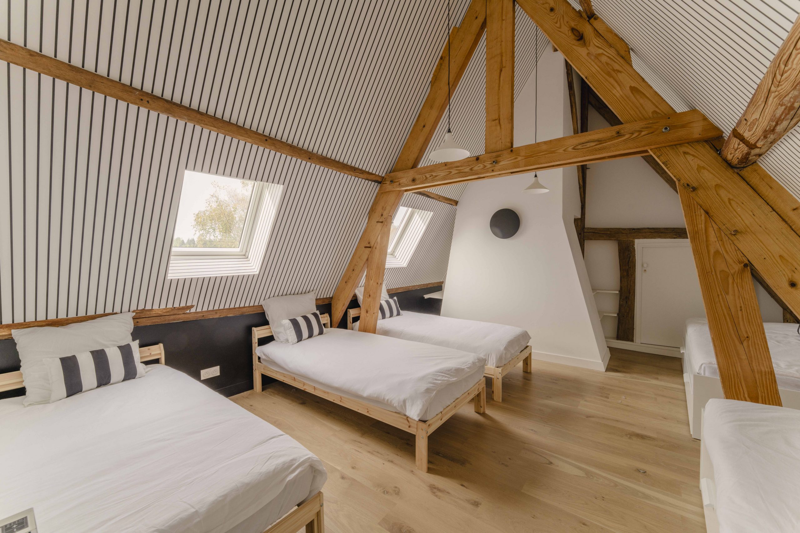 Dortoir avec 5 lits simples