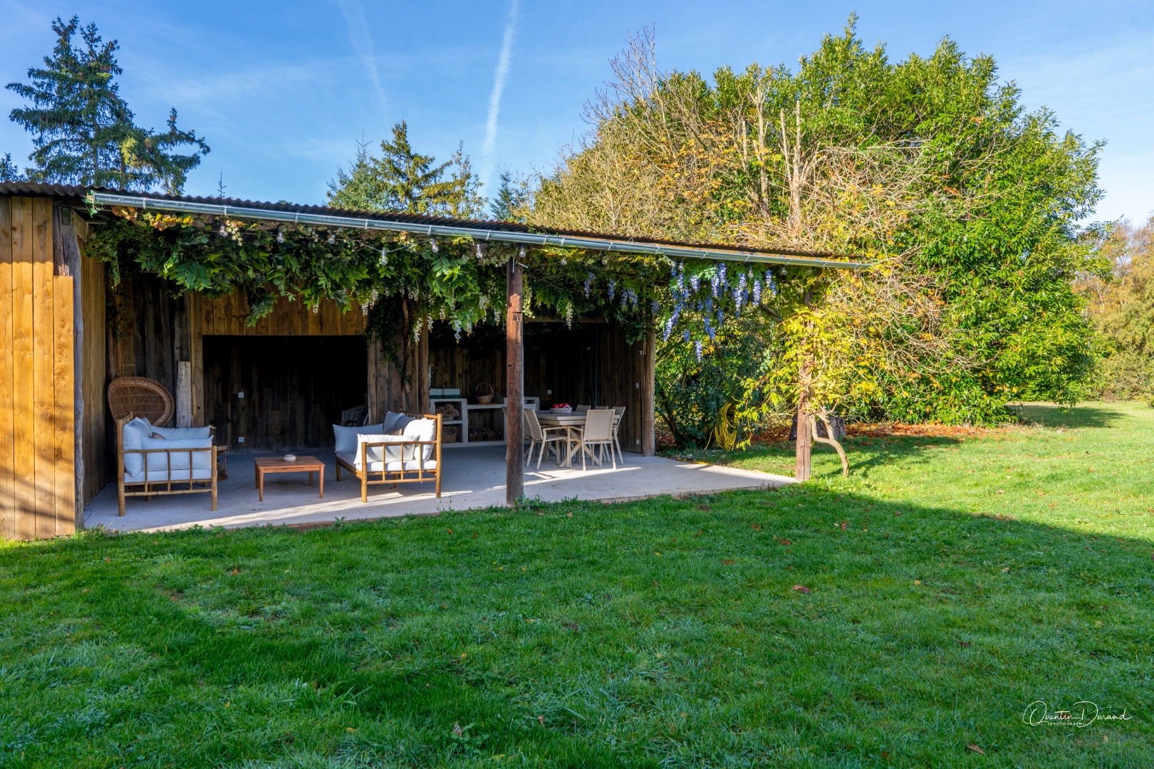 Pergola vue de face avec mobilier de jardin