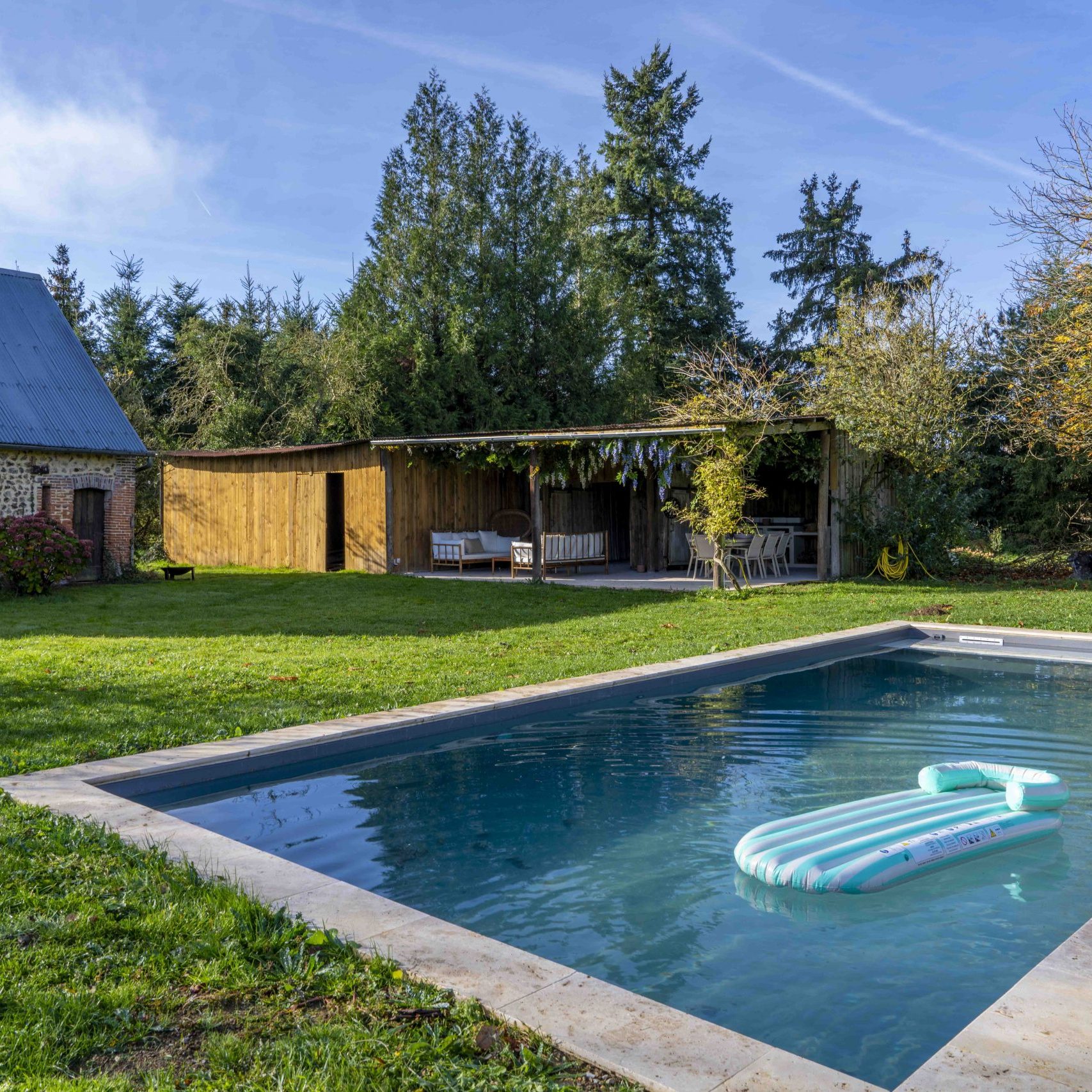 Cuisine extérieure équipée avec plancha et coin repas