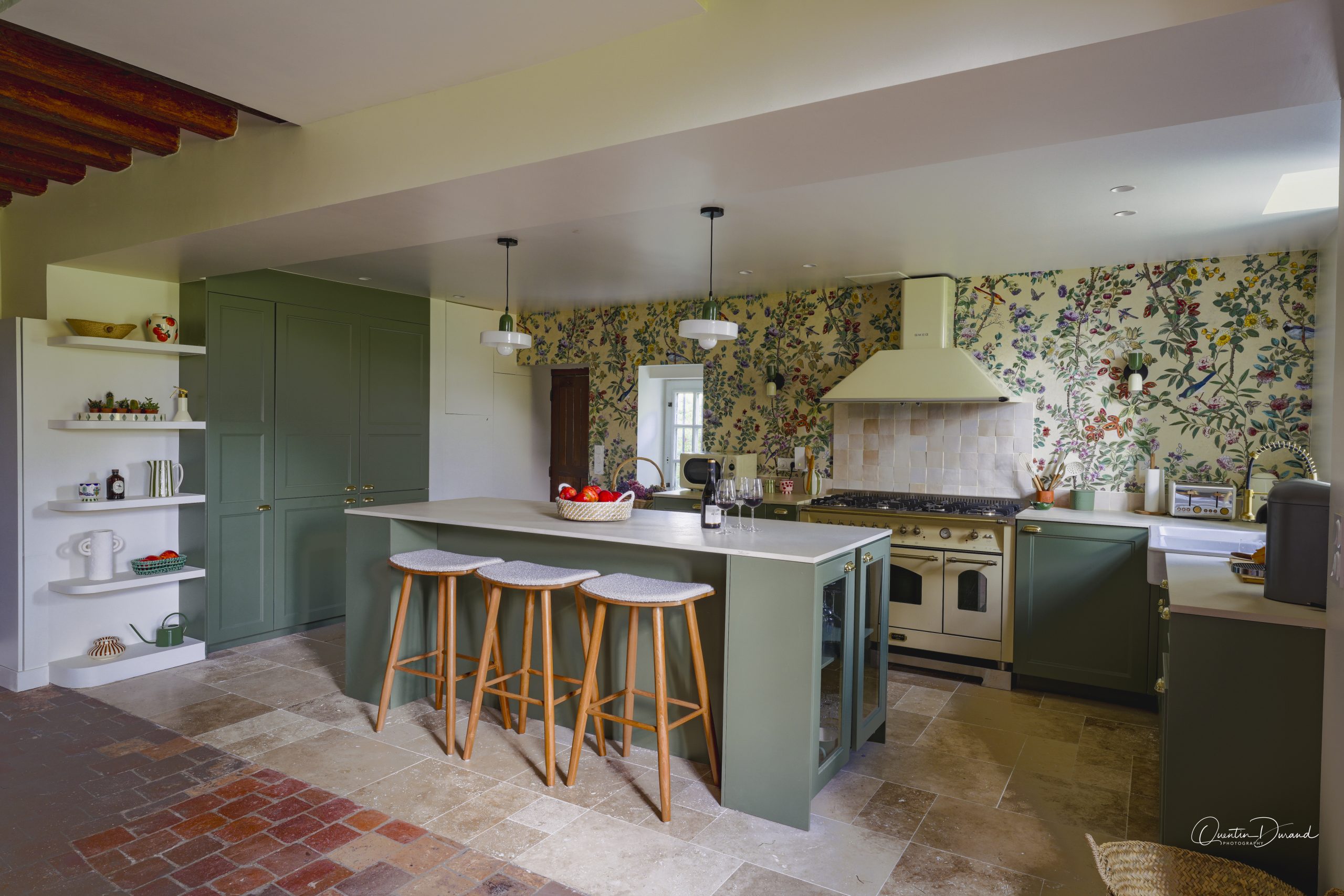 Cuisine équipée avec piano de cuisson