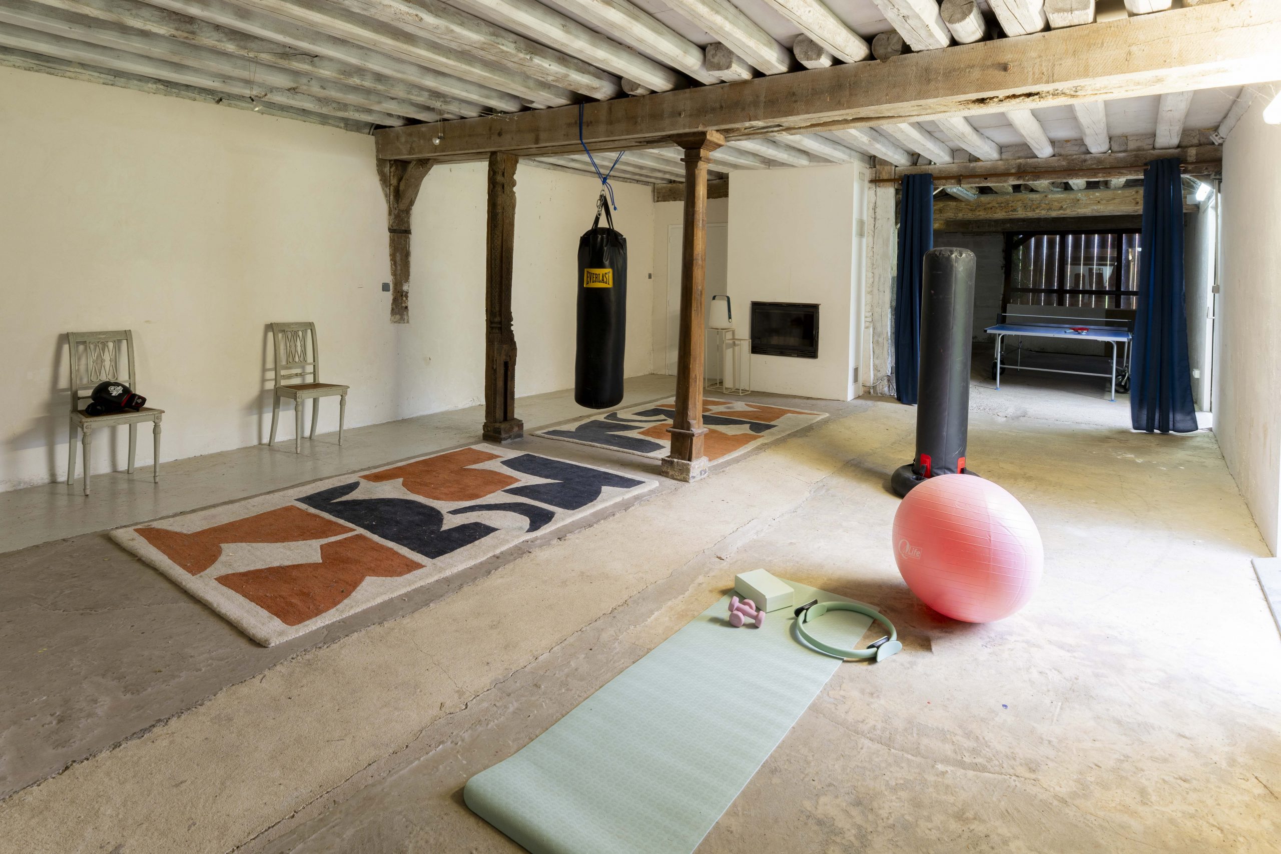 Piscine chauffée du manoir avec terrasse en bois