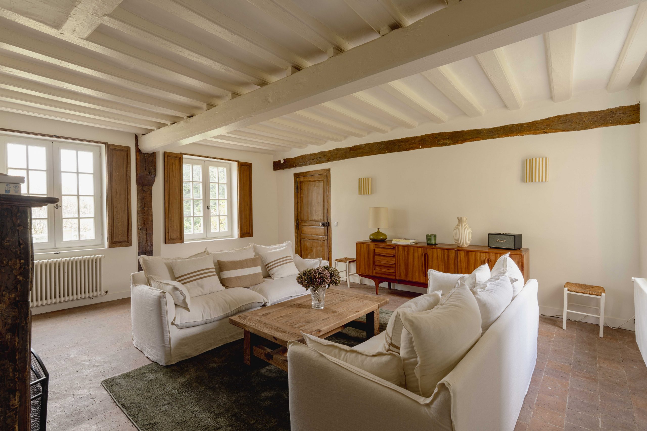 Grand salon avec cheminée monumentale