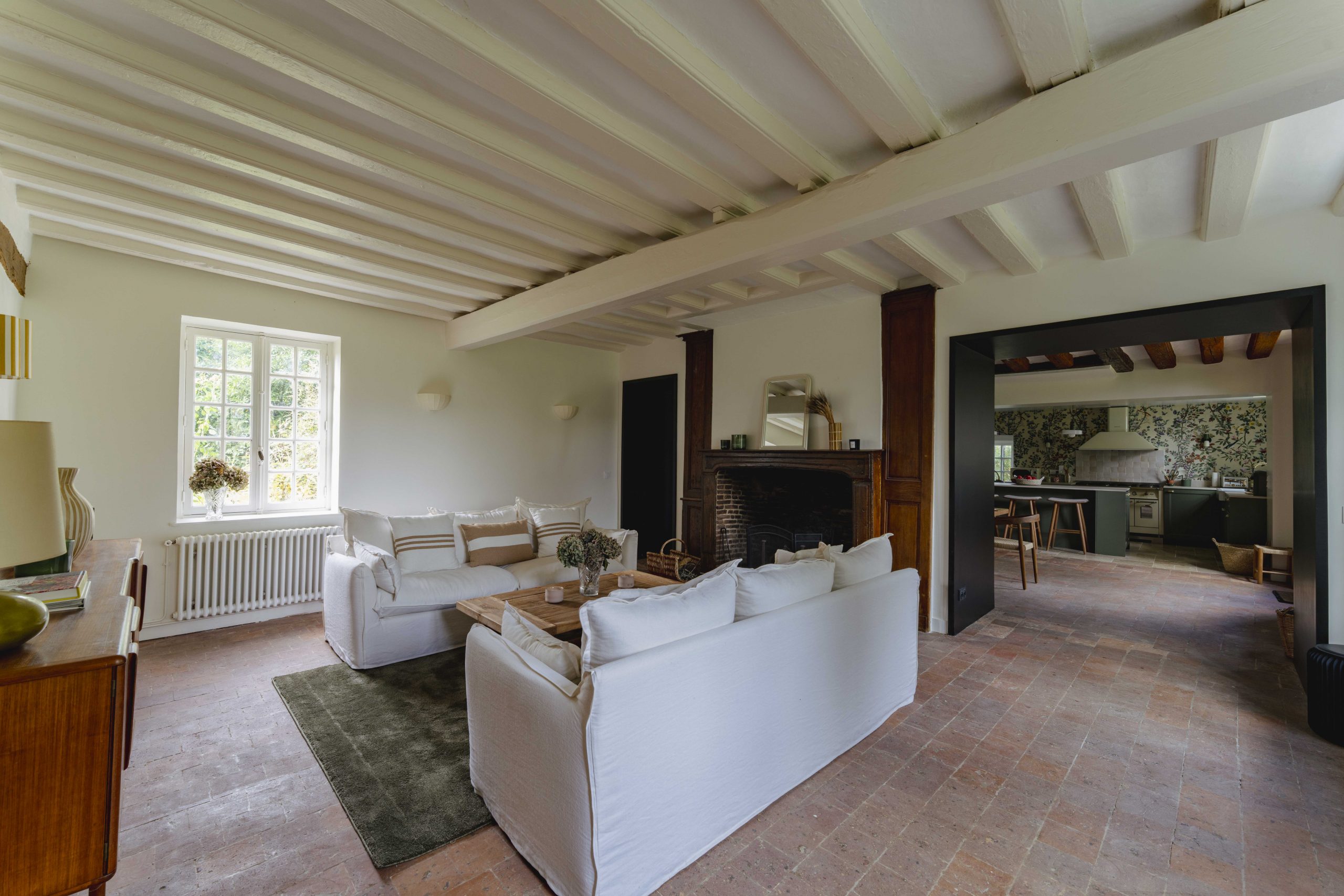 Salon chaleureux avec canapés — espace de travail informel